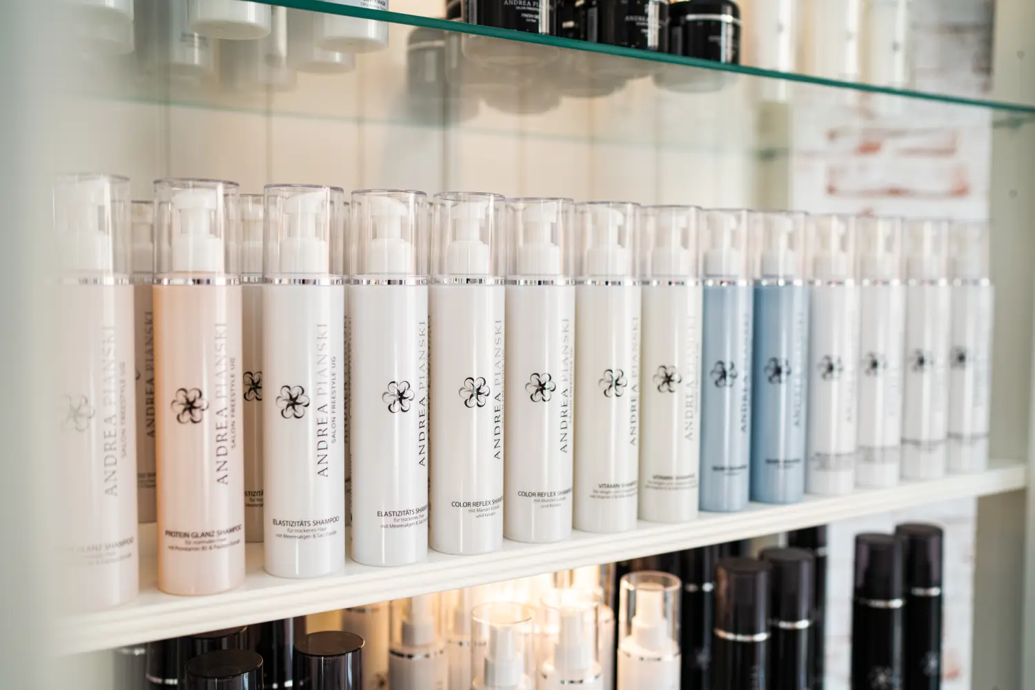 Andrea Pianski-Salon Freestyle UG – Haarpflegeprodukte im Regal ausgestellt