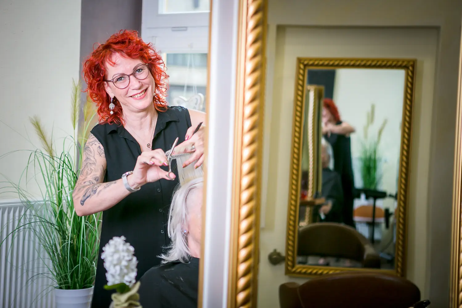 Andrea Pianski-Salon Freestyle UG – Friseurin schneidet die Haare eines Kunden