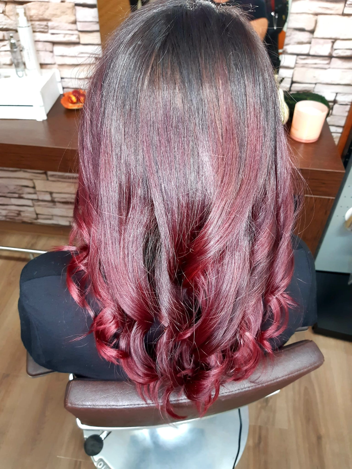 Andrea Pianski-Salon Freestyle UG – Haarpflegeprodukte im Regal ausgestellt