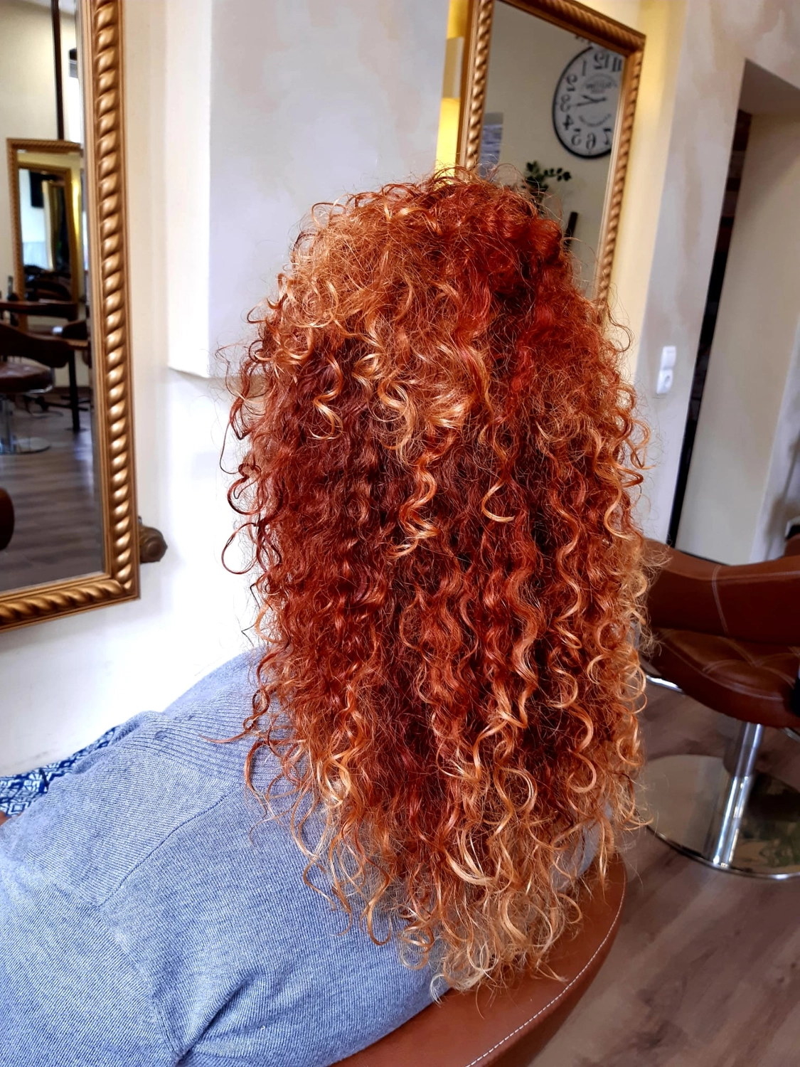 Andrea Pianski-Salon Freestyle UG – Haarpflegeprodukte im Regal ausgestellt