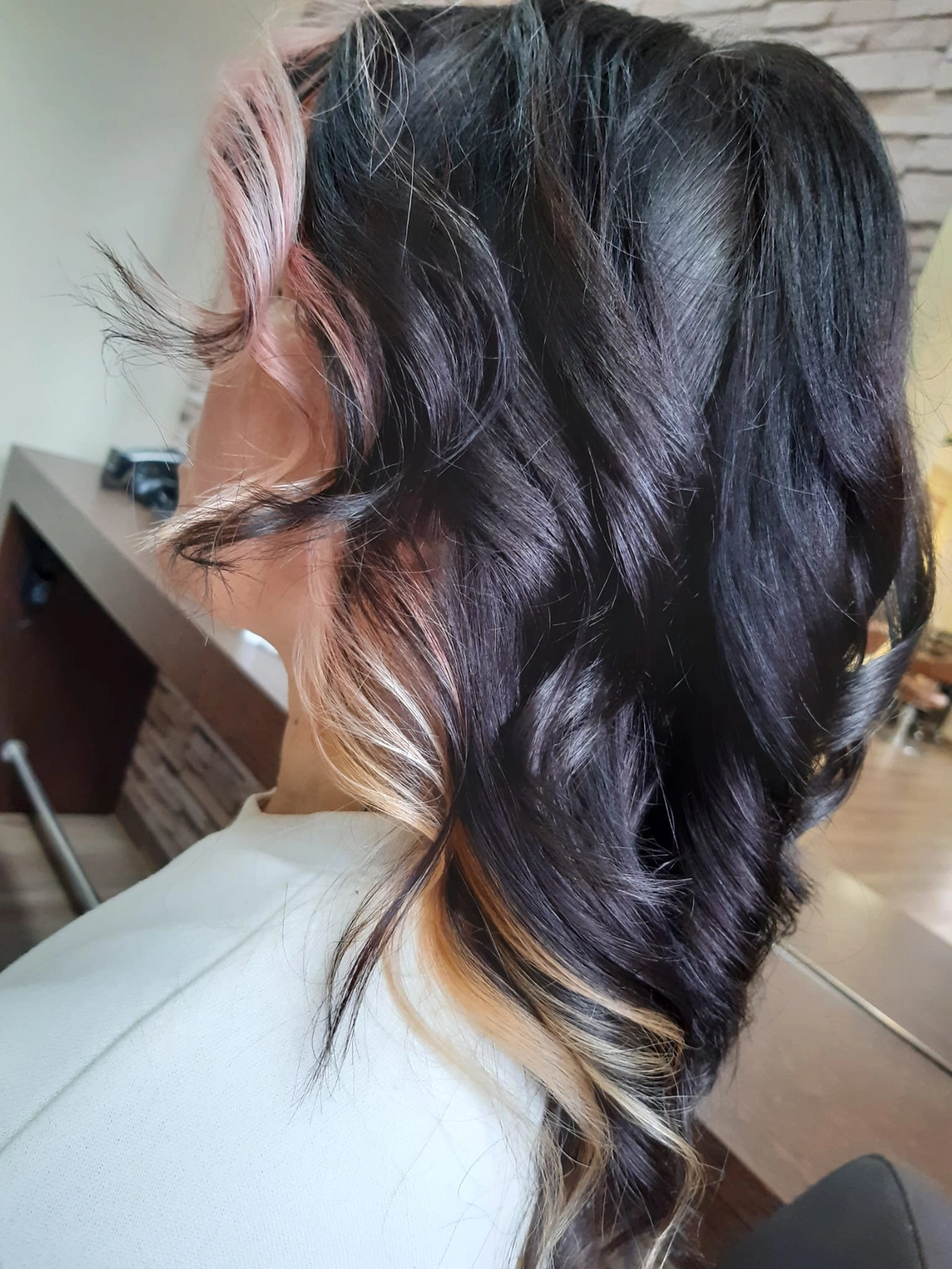 Andrea Pianski-Salon Freestyle UG – Haarpflegeprodukte im Regal ausgestellt